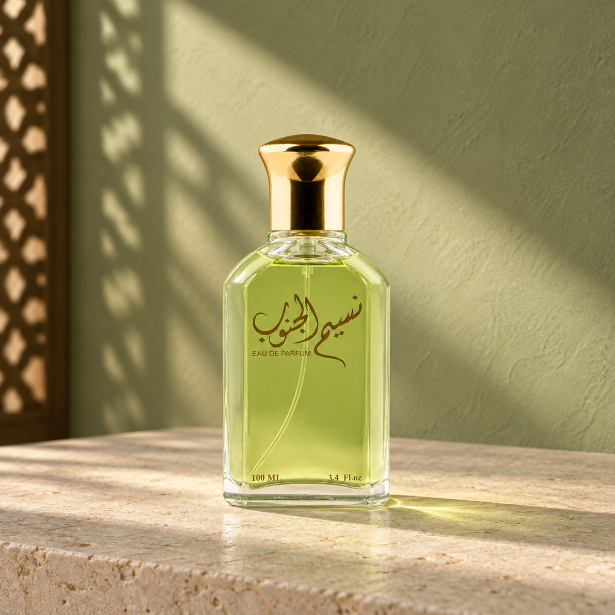 قارورة عطر نسيم الجنوب سعة 100 مل بسائل أخضر وغطاء ذهبي على حجر جيري في ضوء الشمس.