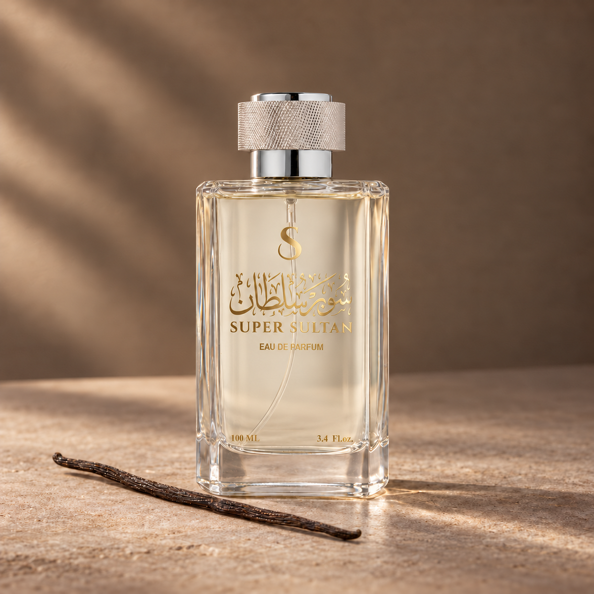 عبوة عطر سوبر سلطان 100 مل ببصمة ذهبية رقيقة بجوار قرن فانيليا جاف على سطح حجري