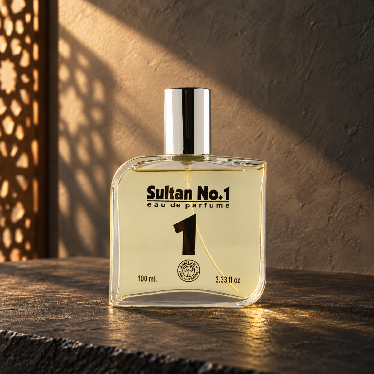 قارورة عطر سلطان نمبر 1 سعة 100 مل على حجر داكن في ضوء الشمس وظل مشربية.